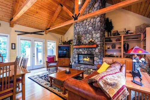 Sunriver Home w/ 2 Master Suites, 4 BD, 3 BA, 10 SHARC Passes, Bikes