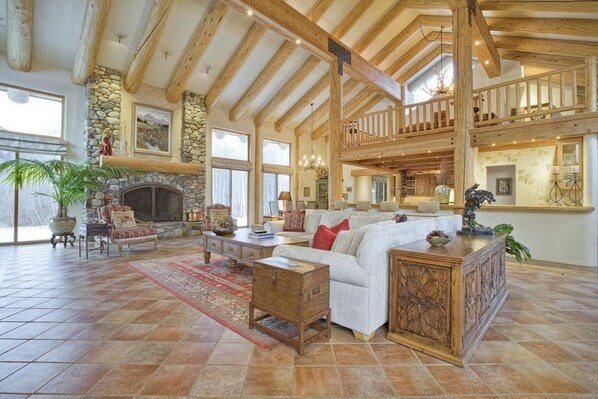 TV, fireplace, offices - River Sage - Flyfish the Bigwood River (Hailey)