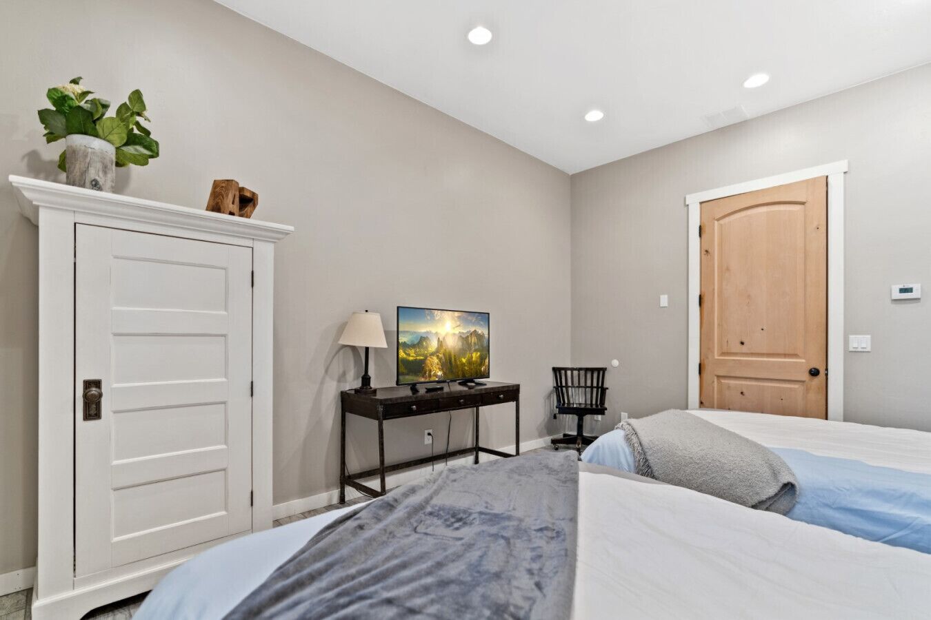 3 makuuhuonetta, työpöytä, silitysrauta/-lauta, vauvan matkasänky