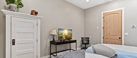 3 makuuhuonetta, työpöytä, silitysrauta/-lauta, vauvan matkasänky