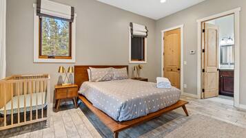 3 Schlafzimmer, Schreibtisch, Bügeleisen/Bügelbrett, Reisekinderbett