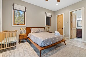 3 Schlafzimmer, Schreibtisch, Bügeleisen/Bügelbrett, Reisekinderbett