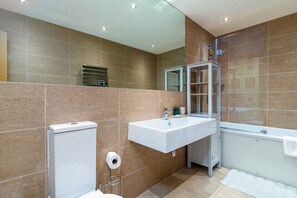 Baignoire, séchoir à cheveux, serviettes fournies, savon