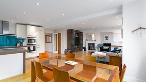 A modern apartment with a kitchen, dining area, and living room. - GuestReady - Spacious Apartment in Clapham Town (London)