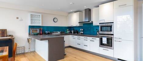 Refrigerador, microondas, horno y lavavajillas