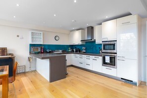 Fridge, microwave, oven, dishwasher - GuestReady - Spacious Apartment in Clapham Town (London)