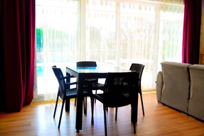 Vila família | Sala de estar | TV LCD, lareira