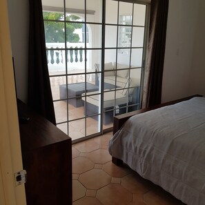 3 quartos, cofres nos quartos, ferros/tábuas de passar roupa