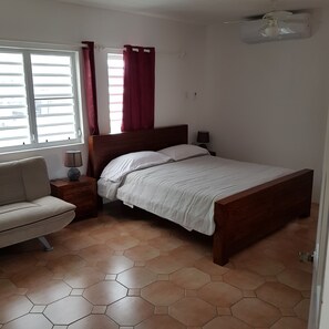 3 bedrooms, in-room safe, iron/ironing board, travel cot