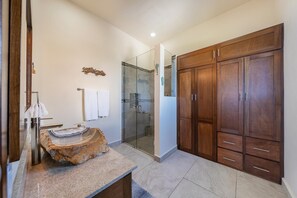 Shower, hair dryer, towels - 3 BR Ocean Front Home w/ Pool (Isla Mujeres)