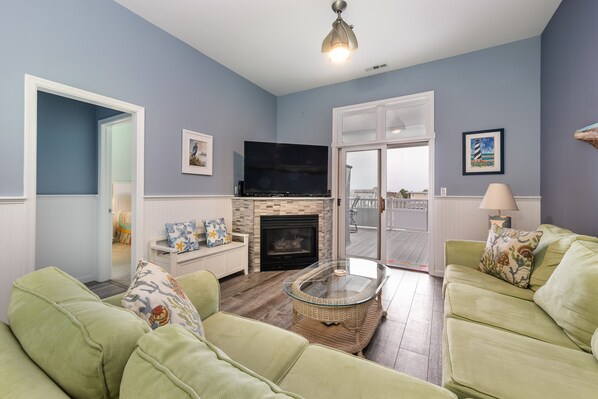 Fernseher, Kamin, DVD-Player