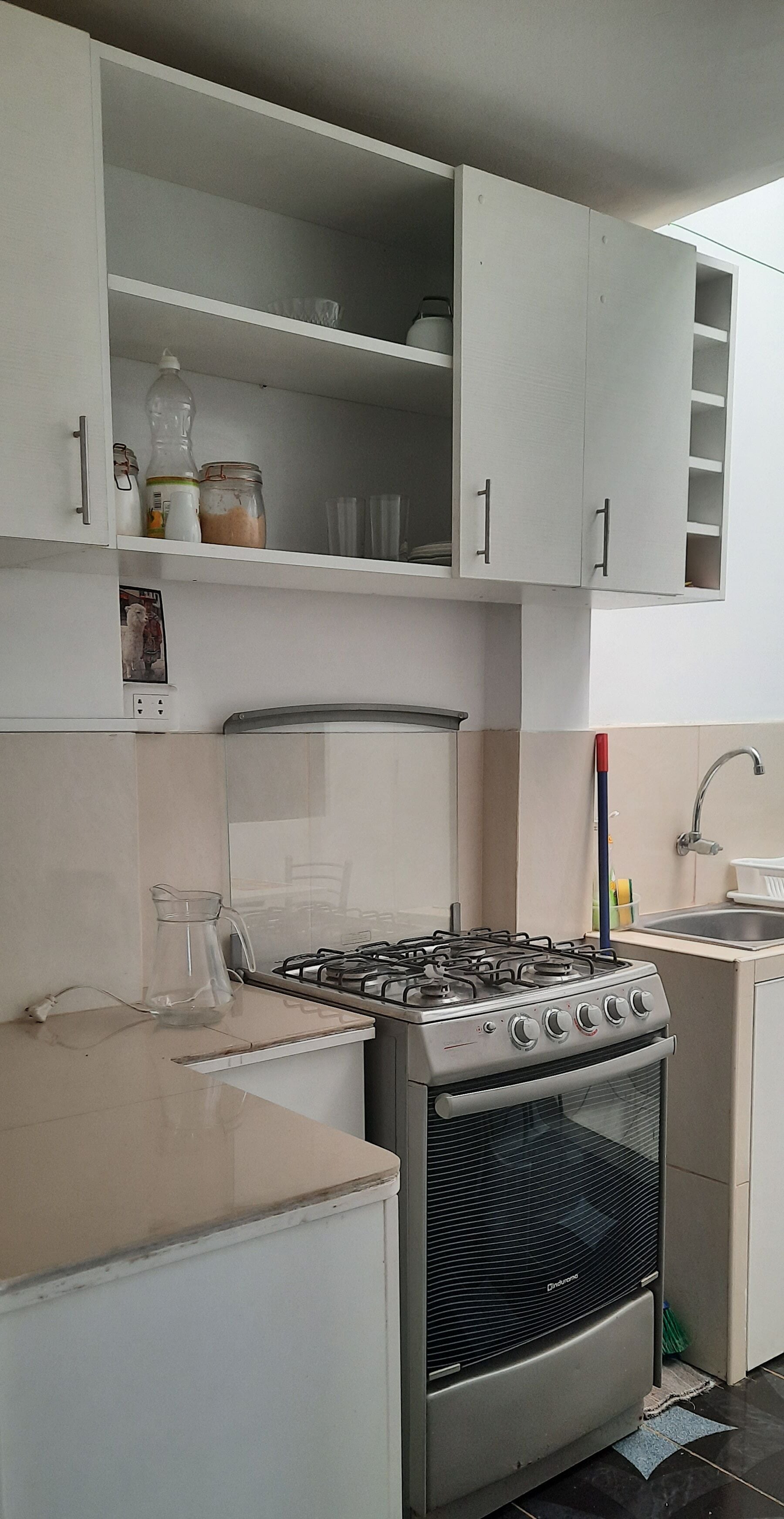 Kühlschrank, Mikrowelle, Kochgeschirr/Geschirr/Besteck