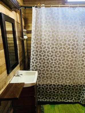 Dormitório compartilhado (Habitacion 5) | Banheiro | Chuveiro/banheira combinados, toalhas de banho, sabonete, shampoo