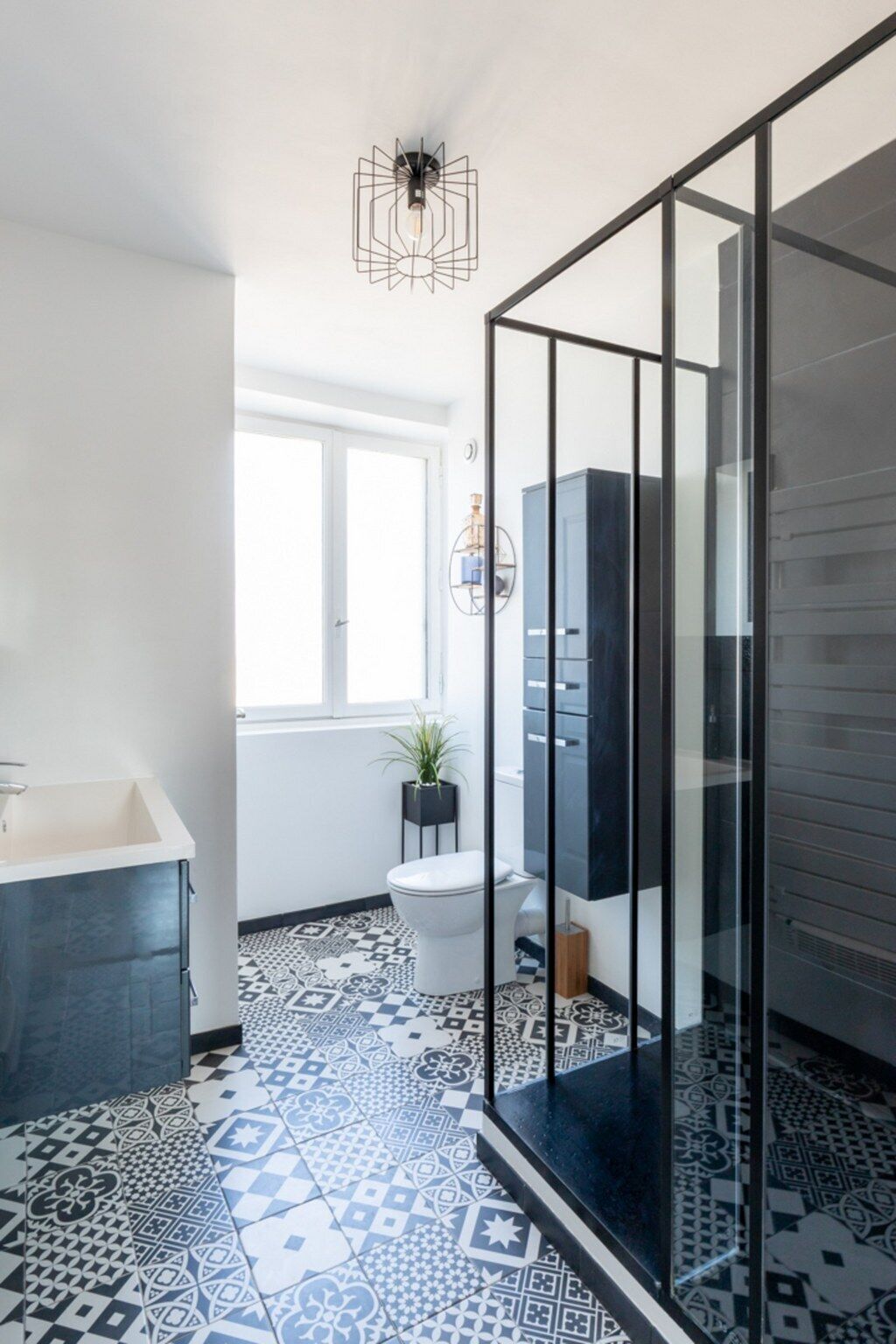 Douche, sèche-cheveux, serviettes fournies, papier toilette