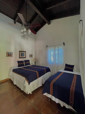 5 Schlafzimmer, Schreibtisch, BĂŒgeleisen/BĂŒgelbrett, kostenloses WLAN