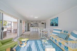 TV - Rose's Beach Pad - Matarangi Holiday Home (Matarangi)