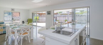 Rose's Beach Pad - Matarangi Holiday Home