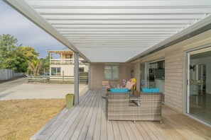 Terrace/patio - Rose's Beach Pad - Matarangi Holiday Home (Matarangi)