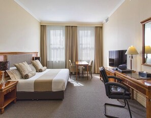 Quarto luxo (Queen) | Cofres nos quartos, escrivaninha, espaço de trabalho para notebook