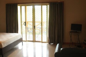 Deluxe Double Room | Iron/ironing board, WiFi, bed sheets - Fema Lodge (Tarawa)
