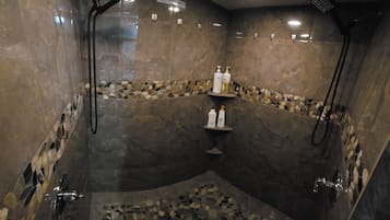 Ensemble douche/baignoire, baignoire à jets, sèche-cheveux