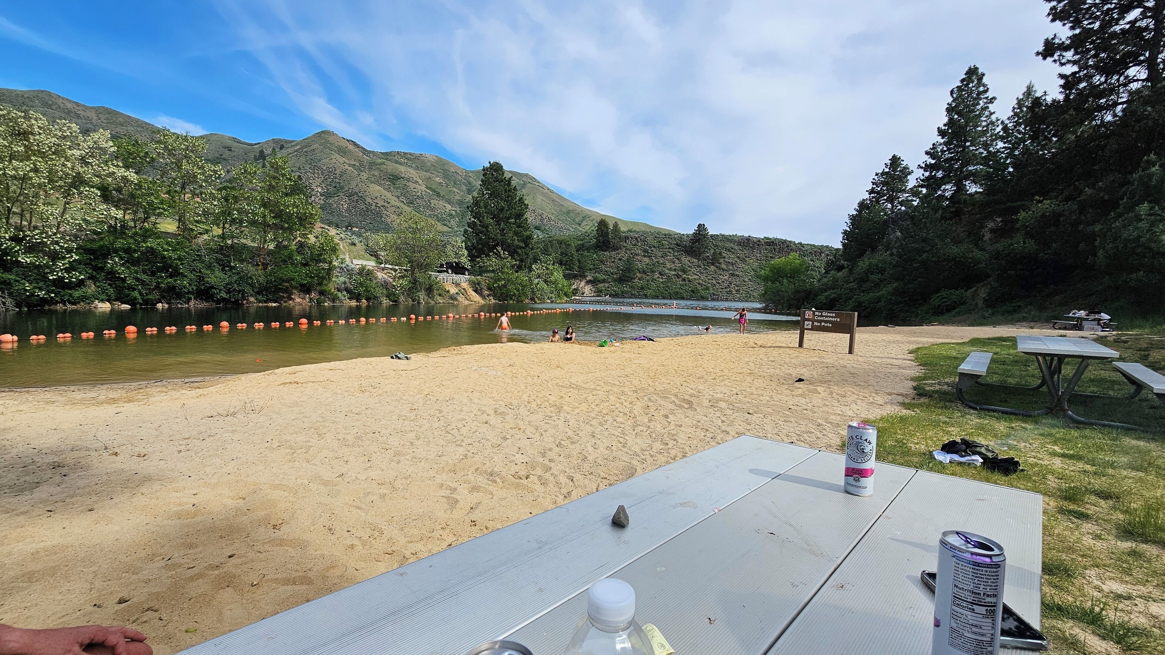 在海灘附近、沙灘巾