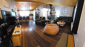 Älytelevisio, takka, DVD-soitin, kirjoja