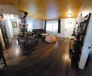 Smart-TV, Kamin, DVD-Player, Bücher