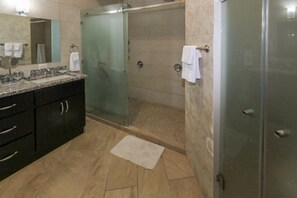 Luxury Villa, 5 Bedrooms, Private Pool, Ocean View | Bathroom | Shower, towels, soap, shampoo - Casa Sedona (Sardinal)