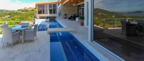 Kolam renang outdoor