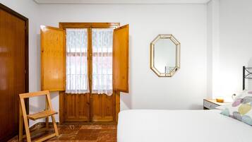 2 habitaciones, tabla de planchar con plancha, internet y ropa de cama