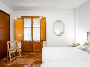 2 chambres, fer et planche à repasser, accès Internet, draps fournis