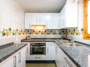 Réfrigérateur, micro-ondes, four, cafetière/bouilloire