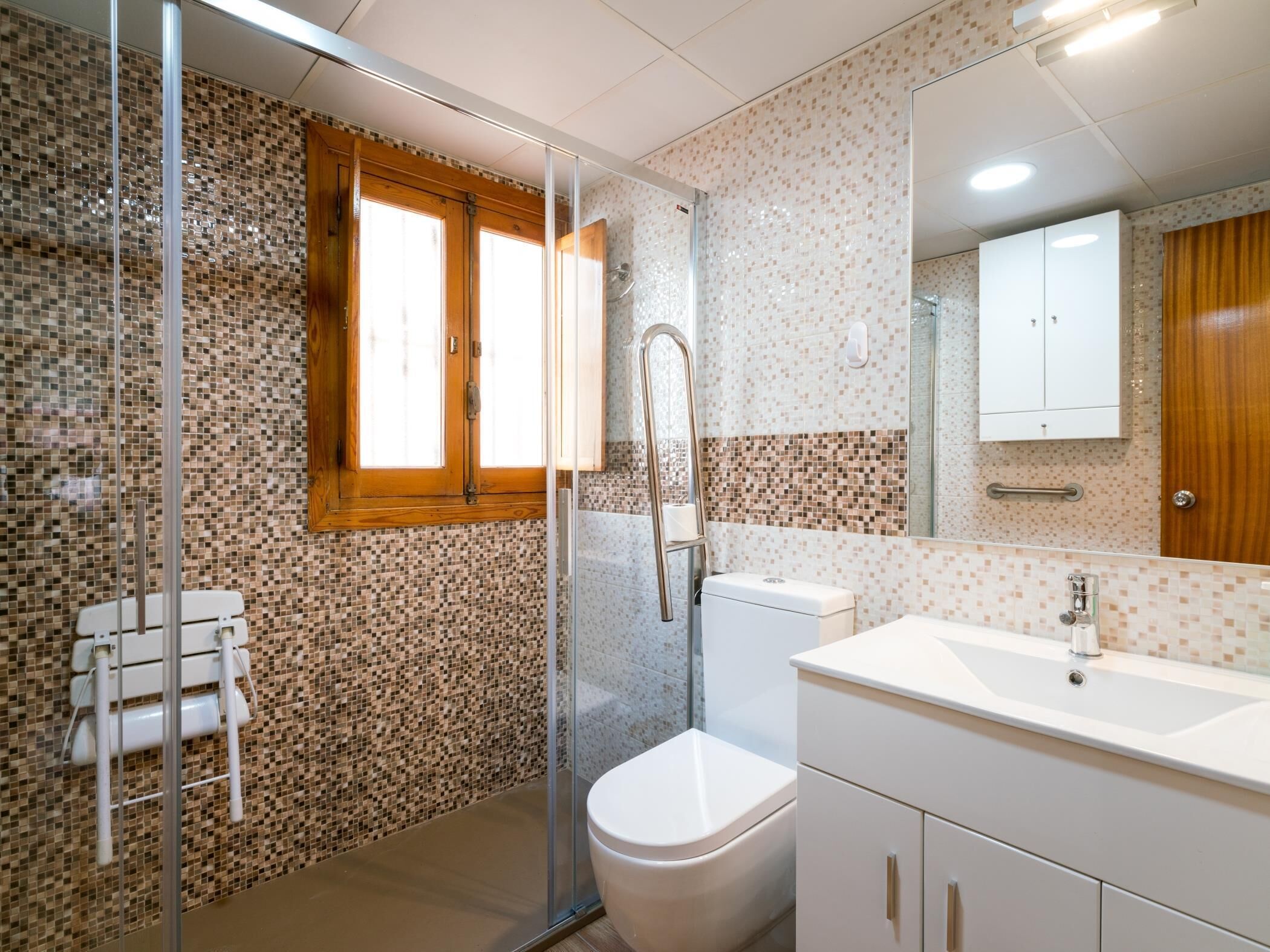 Een bad, milieuvriendelijke toiletartikelen, een haardroger, handdoeken