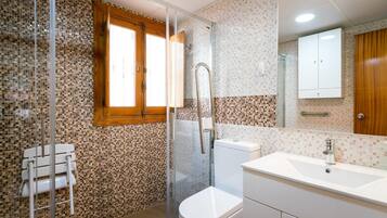 Een bad, milieuvriendelijke toiletartikelen, een haardroger, handdoeken