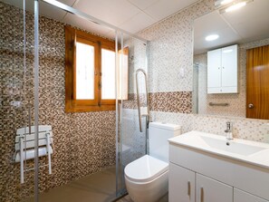 Tina, amenidades de baño ecológicas, secadora de cabello, toallas 