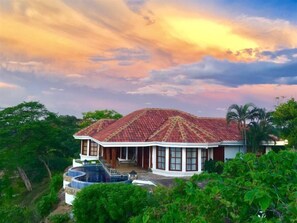 Vista frontal de la propiedad