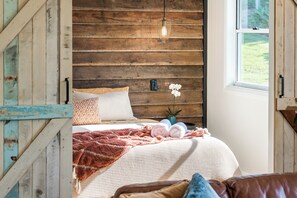 Poppy Cottage | Blackout curtains, soundproofing, iron/ironing board, free WiFi - Forget Me Not Farm Cottages (Coopers Shoot)