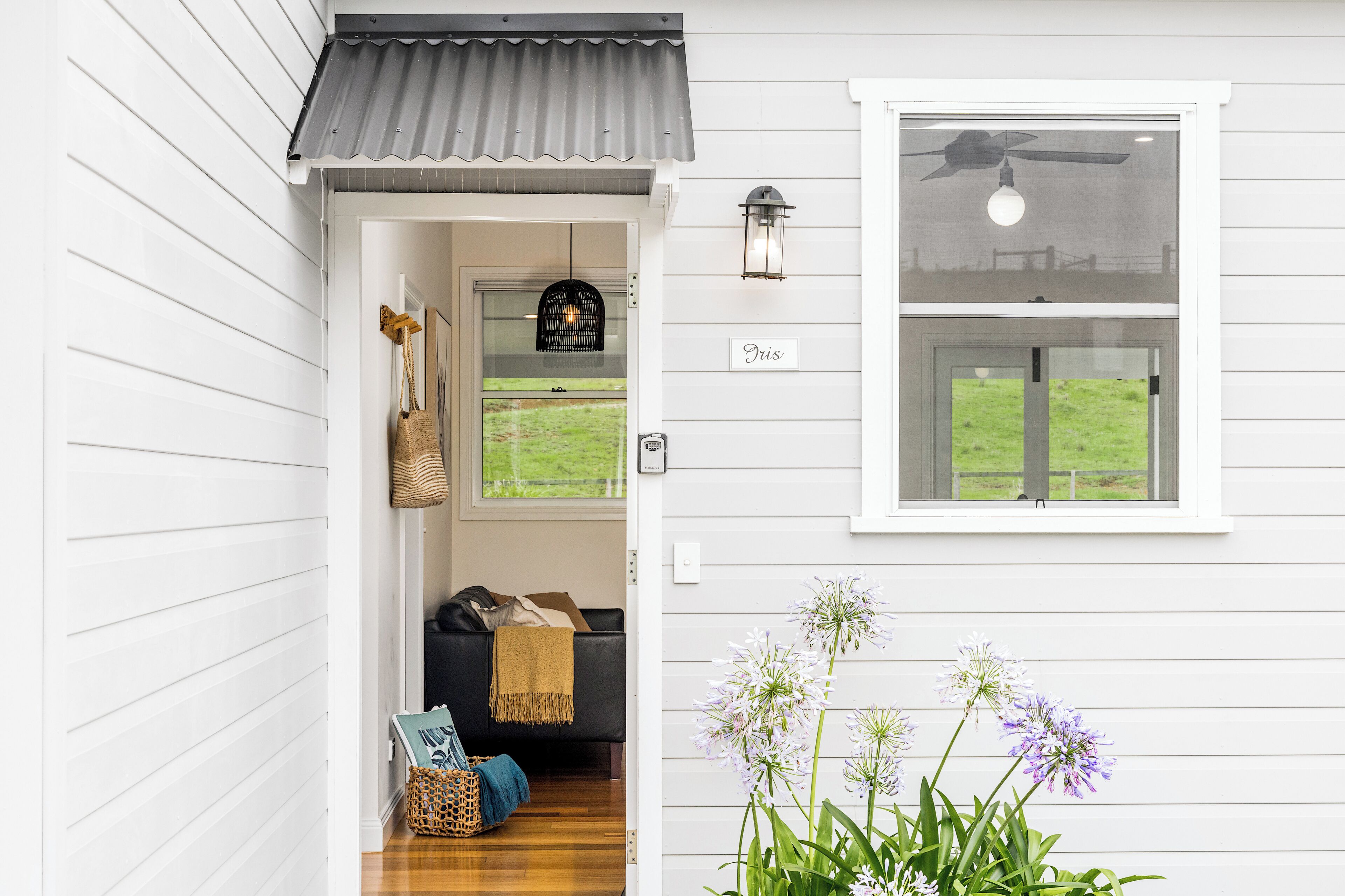 デラックス コテージ 2 ベッドルーム (Iris) | リビング エリア | 49 インチの薄型テレビ (デジタル放送視聴可)、スマートテレビ