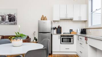 Casa de campo Deluxe, 2 habitaciones, con acceso para personas discapacitadas (Violet) | Cocina privada | Refrigerador con congelador, microondas y parrilla de estufa