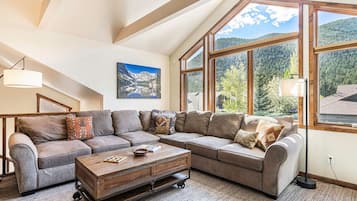 Smart-TV, Kamin, Bücher