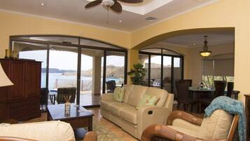 Luxury Villa, 3 Bedrooms, Private Pool, Ocean View | Ruang tamu | 32 inci televisyen skrin rata dengan kabel, TV