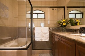 Shower, towels, soap, shampoo - Mariners Point - C1 (Sardinal)