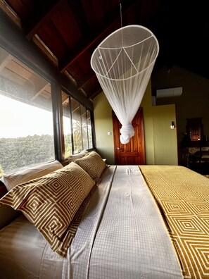 4 bedrooms, iron/ironing board, internet, bed sheets