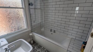 Sèche-cheveux, serviettes fournies, savon, shampoing