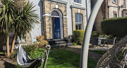 Spacious, Comfortable Georgian 4 brd Home, Headingly Stadium, Leeds Uni & Arena.