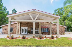 Exterior - Pete's Place 9 Bedroom 7 Bath Tampa Resort (Tampa)