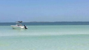 Um barco em um mar calmo e límpido.