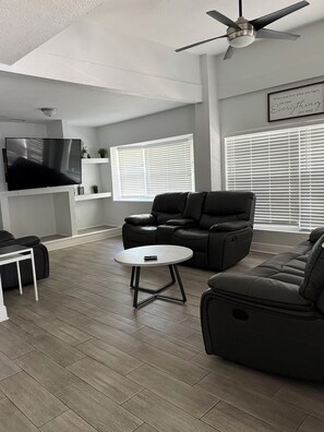 Smart TV - Pete's Place 9 Bedroom 7 Bath Tampa Resort (Tampa)