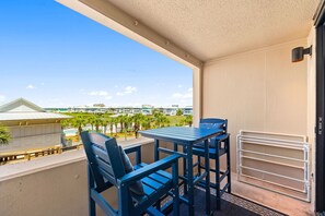 Outdoor dining - Steps to Private Beach! Heated pool-tennis-picklebal-shuffleboard. (Destin)